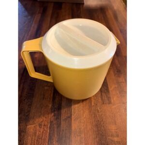 Vintage Rubbermaid Harvest Gold Yellow Pitcher 1.5 Quart J-2745 2 with White Lid